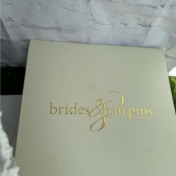 BRIDES AND HAIRPINS
Floral Lace Tulle Fingertip Veil Ivory Retail $235 NIB - Picture 8 of 15
